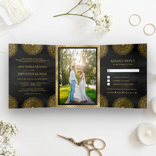 Convite Com Dobra Tripla Mandalá Asiático Preto e Dourado Casamento Indiano (Criador carregado)