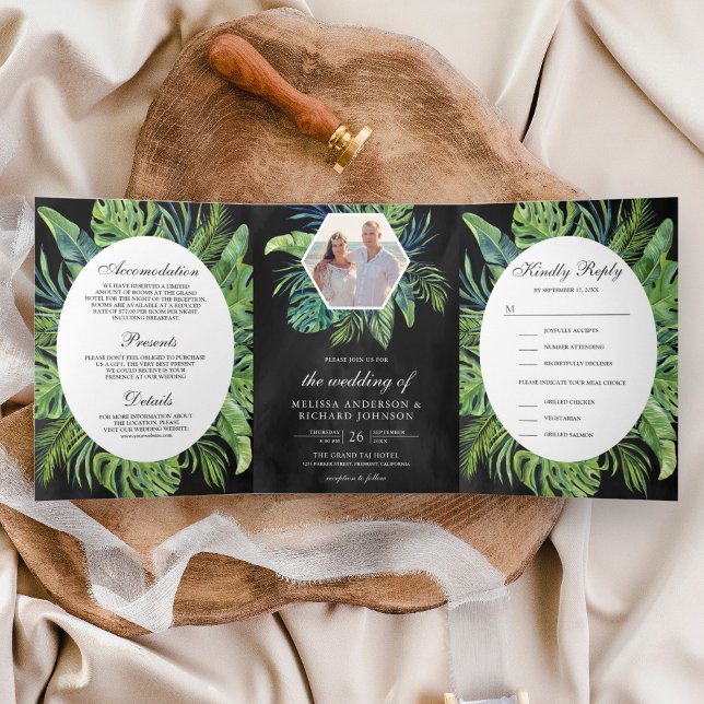 Convite Com Dobra Tripla Palma de Monstera Tropical Deixa Casamento Negro (Criador carregado)