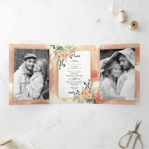 Convite Com Dobra Tripla Pêssegos, flores aquáticas e folhas de casamento f