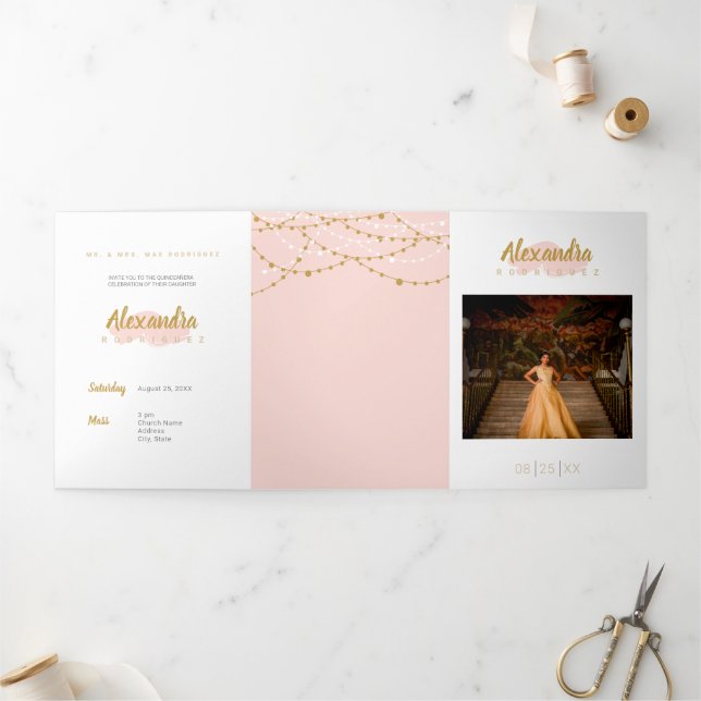 Convite Com Dobra Tripla Quinceanera de Foto Rosa Esbranquiçada (Fora)