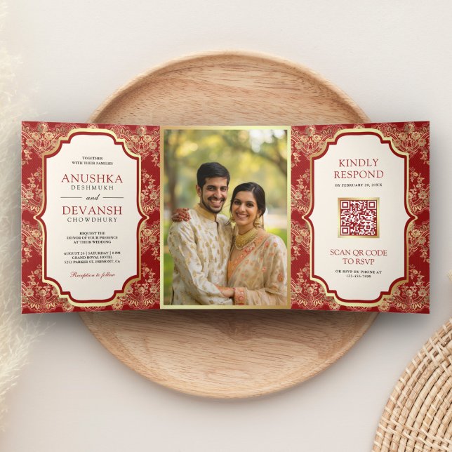 Convite Com Dobra Tripla Red Gold Lace Código QR Foto Casamento Indiano (Criador carregado)