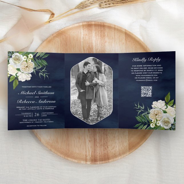 Convite Com Dobra Tripla Rosas de Marfim Código QR de Foto Botânica Casamen (Criador carregado)