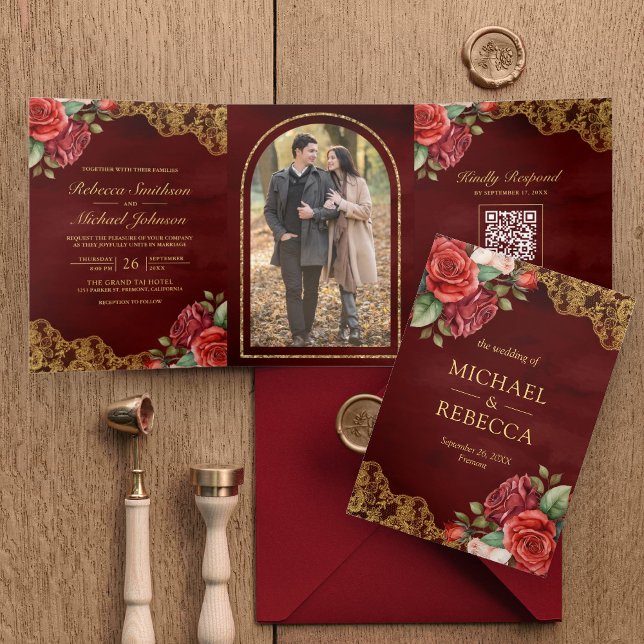 Convite Com Dobra Tripla Rosas Vermelhas Renda Dourada Código QR Marrom Fot (Criador carregado)
