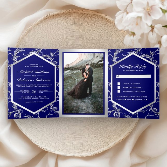 Convite Com Dobra Tripla Royal Blue Silver Flourish Swirl Wedding Photo (Criador carregado)