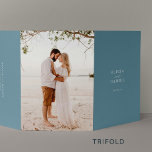Convite Com Dobra Tripla RSVP de detalhes da foto de casamento de destino C<br><div class="desc">Moderno e simples minimalista e elegante tipografia com tendência de azul empoeirado, tudo em um triplo orçamento de modelo de convite para o casamento na praia de verão com 2 fotos, rsvp online e detalhes de digitalização de códigos QR para o website com um roteiro de caligrafia branca e cobertura...</div>