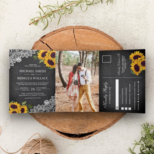 Convite Com Dobra Tripla Rustic Chalkboard Lace Sunflower Photo (Criador carregado)