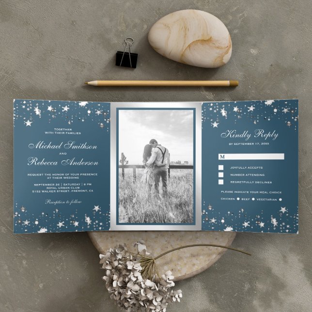 Convite Com Dobra Tripla Silver Foil Stars Confetti Dusty Casamento Azul (Criador carregado)