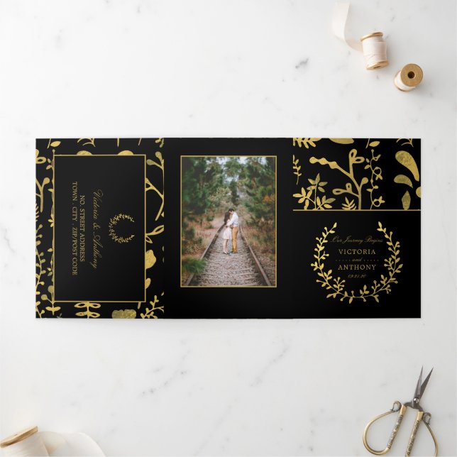 Convite Com Dobra Tripla Suíte de Casamento Floral Dourado e Preto Elegante (Fora)