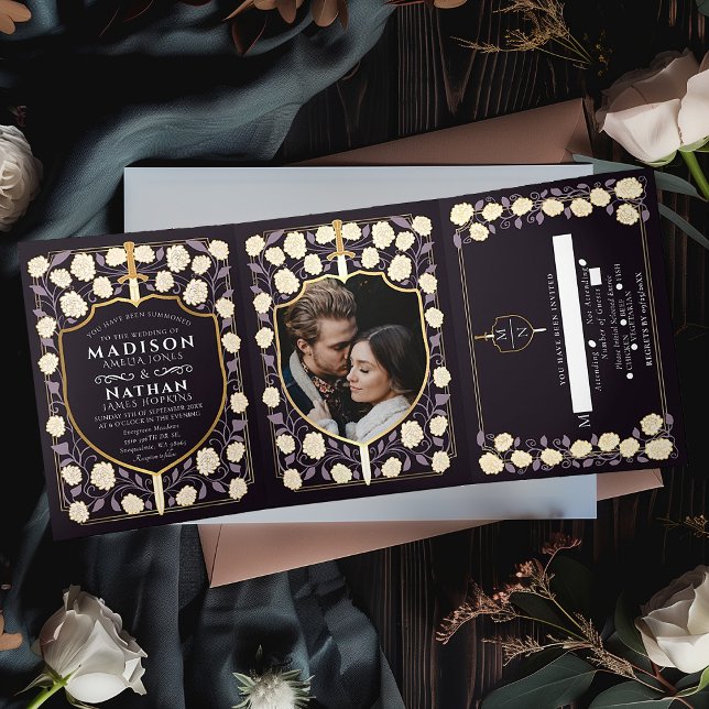 Convite Com Dobra Tripla Sword & Shield Medieval Fantasy Casamento Monogram (Criador carregado)