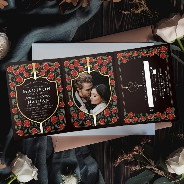 Convite Com Dobra Tripla Sword & Shield Medieval Fantasy Casamento Monogram (Criador carregado)