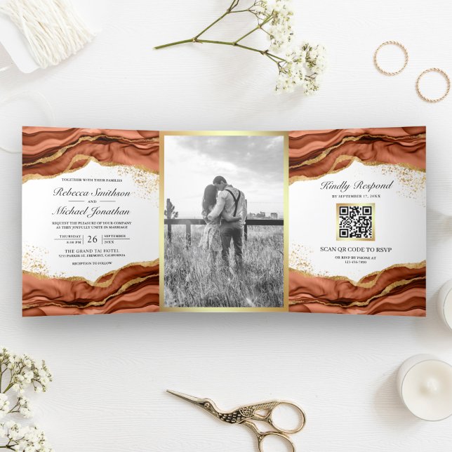 Convite Com Dobra Tripla Terracota Dourado Código QR de Tinta Abstrata Casa (Criador carregado)