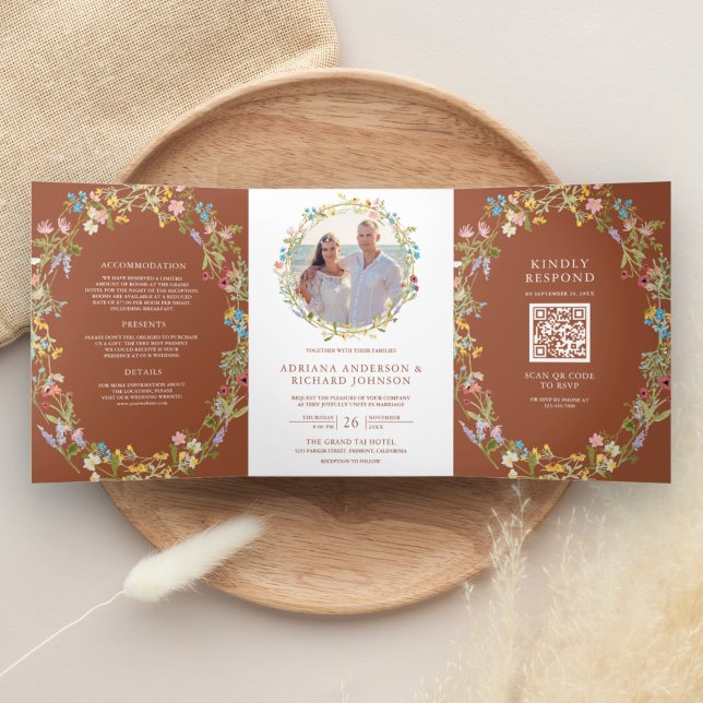 Convite Com Dobra Tripla Terracotta Boho Wildflower Foto QR Code Casamento (Criador carregado)