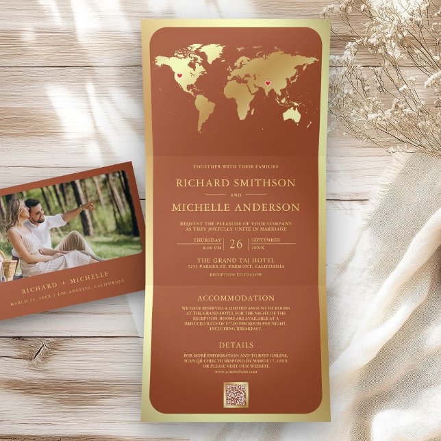 Convite Com Dobra Tripla Terracotta Gold World Map QR Code Photo Wedding (Criador carregado)
