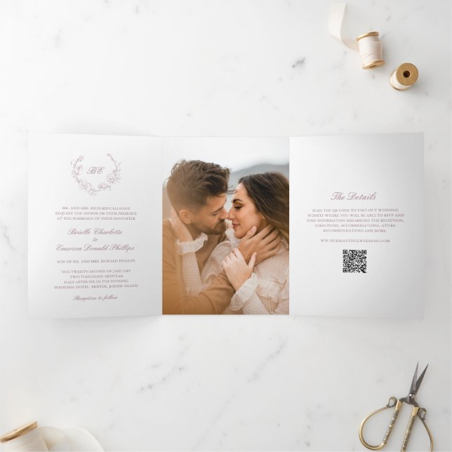 Convite Com Dobra Tripla Wreath Mauve Monograma Código QR Casamento Legante (Dentro)