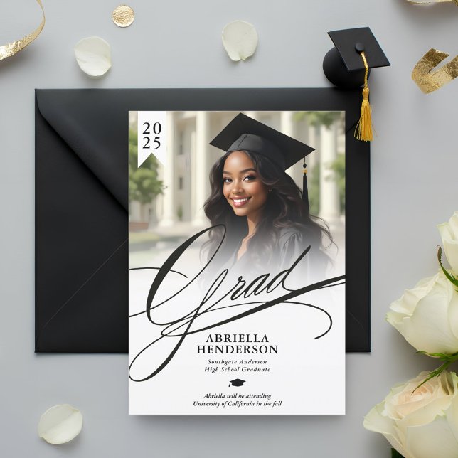 Convite Comunicado de Formatura com Letra Elegante e Forma (Elegant Typography Graduation Announcement)
