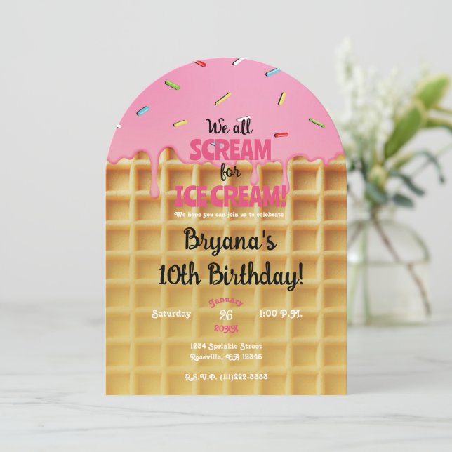 Convite Cone de Waffle de Sorvete de Morango Aniversário (Em pé/Frente)
