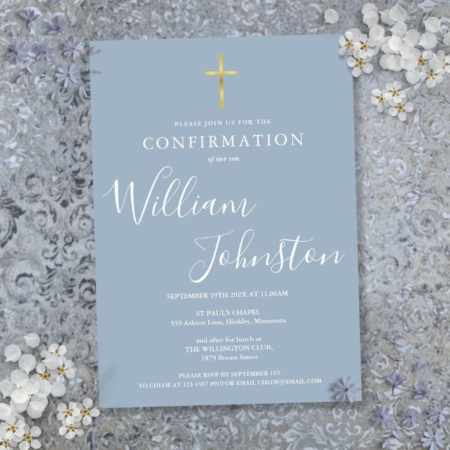 Convite Confirmação Azul Dourada e Elegante Moderna (Modern Elegant Gold Cross Dusty Blue Confirmation Invitation)