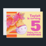 Convite Convidado de aniversário de 5 do Kids pony trekkin<br><div class="desc">Um convite para a festa de cavalaria branca/pônei. Perfeito para convidar os cavaleiros favoritos da sua filha para o campo para uma caminhada de pônei de aniversário. Personalize com seus próprios detalhes de festa de aniversário e idade infantil. Desenvolvido e ilustrado exclusivamente por Sarah Trett www.sarahtrett.com para www.mylittleeden.com</div>