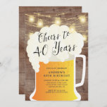 Convite Convidado para 40 anos de aniversário<br><div class="desc">Anima-se com o convite de 40 anos de aniversário com uma caneca de cerveja em um fundo de madeira rústica com luzes de jarro de pedras suspensas</div>