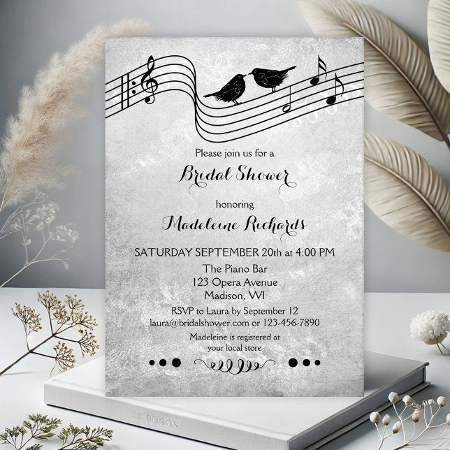 Convite Convidar Chá de panela de Música Preta e Branca (Elegant bridal shower invitation featuring two love birds on musical wires in black and white)