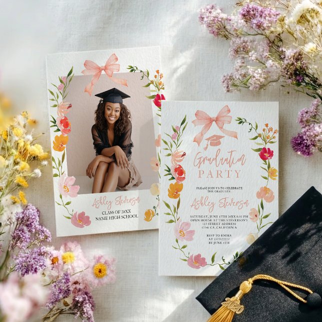 Convite Coquette Bow Boho Flores Silvestres foto graduação (Boho Wildflowers Coquette Bow photo graduation Invitation)