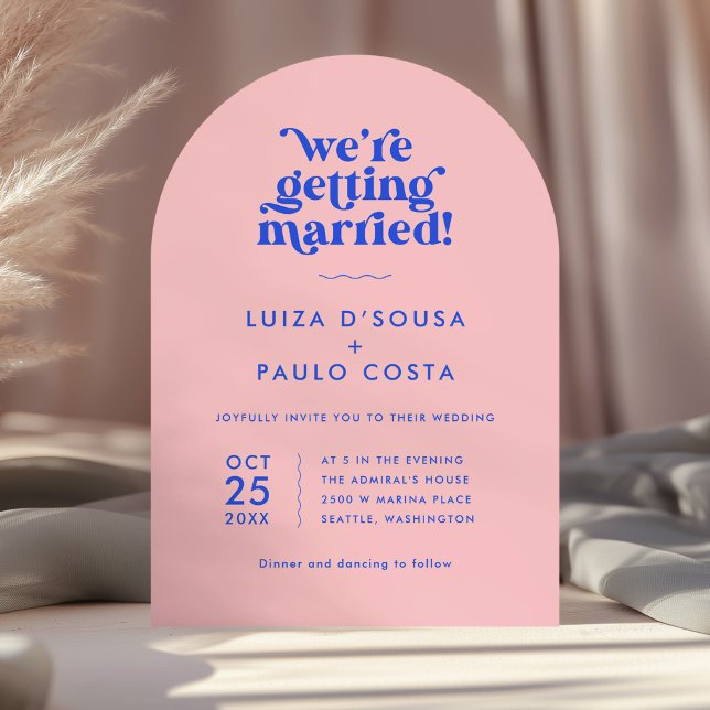 Convite Cor-de-rosa brilhante brilhante + Casamento Azul (bold, bright and modern wedding invitation in pink and blue in arch shape)