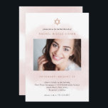 Convite Cor-de-rosa e Rosa Dourado| Bat Mitzvah<br><div class="desc">Estes convites de "Bat Mitzvah" e na moda apresentam a sua fotografia pessoal com uma linda e moderna cor-de-água rosa e cor-de-água rosa,  e uma estrela azul rosa de David.</div>