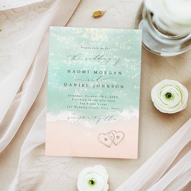 Convite Corações Modernos No Casamento Da Praia Da Areia (Modern Script Hearts In The Sand Beach Wedding Invitation)