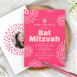Convite Coral Rosa Bat Mitzvah Foto Starburst Bold Groovy<br><div class="desc">Tenha orgulho, alegria e mostre este marco do seu Bat Mitzvah favorito com este convite personalizado, divertido e divertido! Estrelas de flores cor-de-rosa brancas e esbranquiçadas com Estrelas de David, assim como uma ousada tipografia serifônica roxa e roxa-branca, sobrepõem um fundo rosa-coral brilhante. Na parte de trás, a foto da...</div>