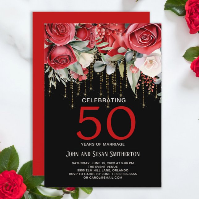 Convite Corda Dourada do Rosa vermelha - 50º Aniversário C (Elegant red roses and gold curtain string lights on black 50th wedding anniversary invitation)