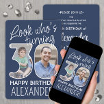 Convite Cores de REMOÇÃO ・ Veja quem é 30 Festas de aniver<br><div class="desc">Olha quem faz 30 anos! Convide a família e os amigos para uma elegante celebração de aniversário de 30 anos para ele ou para ela com convites de festas personalizados de 2 fotos. Imagens e textos neste modelo são simples de personalizar. As cores azul e branca do marinho para o...</div>