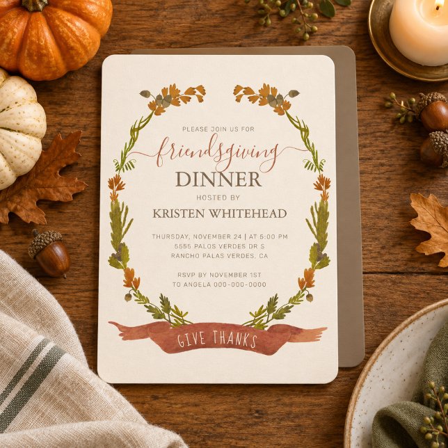 Convite Coroa Botânica de Outono de Ação de Graças Friends (Gather your friends for a cozy celebration with this charming botanical Friendsgiving invitation.)