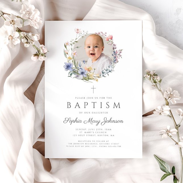 Convite Coroa de Flores Silvestres Elegantes Foto Batismo (Elegant Wildflowers Wreath Photo Baptism Invitation)