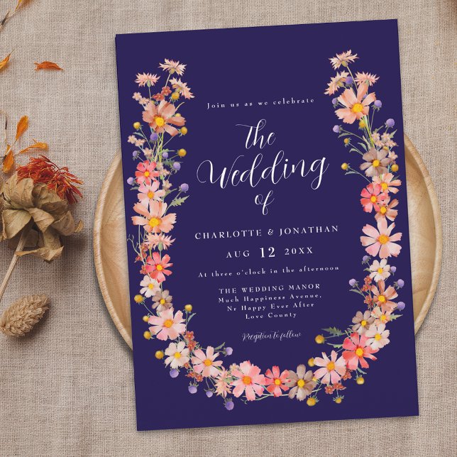 Convite Coroa Floral Azul Marinho Casamento de Outono (Boho fall rustic floral wildflower wreath navy blue and white wedding invitation Elegant script)