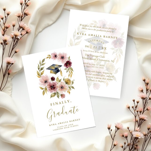 Convite Coroa Floral Suave Romântica Design de Capelo de F (Romantic Soft Floral Wreath with Graduation Cap Invitation Party Card Design.)