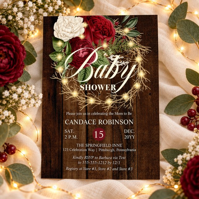 Convite Coroa Rústica Florestal Iluminada para Chá de Bebê (Rustic Burgundy Floral and Faux Twinkle Lighted Grapevine Wreath on Rustic Wood Baby Shower Invite)