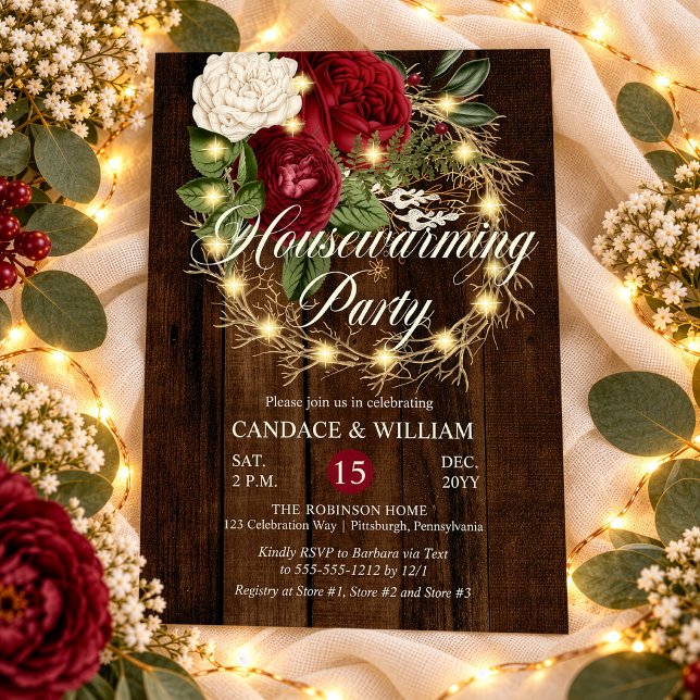 Convite Coroa Rústica Florestal Iluminada para Festa de Ca (Rustic Burgundy Floral and Faux Lighted Grapevine Wreath on Rustic Wood Housewarming Party Invite)