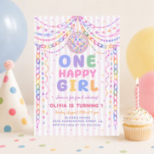 Corrente de papel de uma menina feliz no aniversár