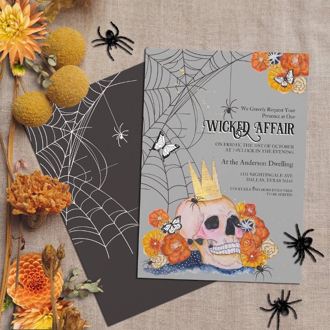 Convite Crânio Gótico Borboletas Floral Halloween (Cottagecore Gothic Victorian inspired Halloween party invitation skull with faux gold crown, spiders)