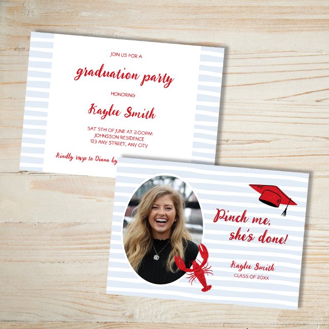 Convite Crawfish Boil Pinch Me Ela Fez Graduação em Foto (Crawfish Boil Pinch Me She's Done Photo Graduation Invitation)