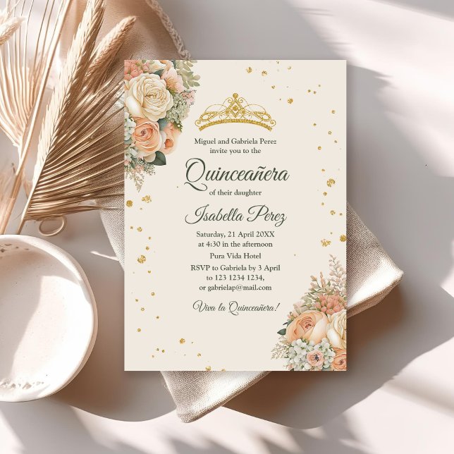 Convite Cream Peach Floral e Dourada Tiara Quinceanera (Cream Peach Floral and Gold Tiara Quinceanera Invitation on a table with neutral decoration.)