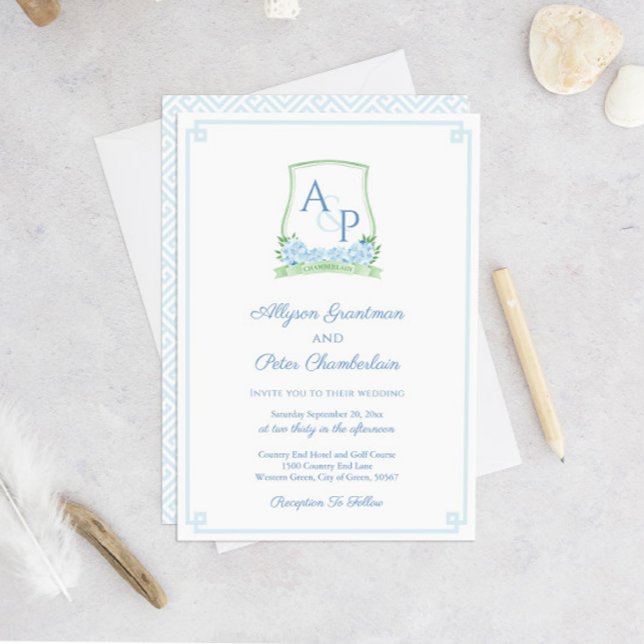 Convite Crista de Noiva Botânica Azul Verde Atemporal (Sage Green Light Blue Watercolor Monogram Crest Wedding Invitation With Pale Blue Greek Key Backer)