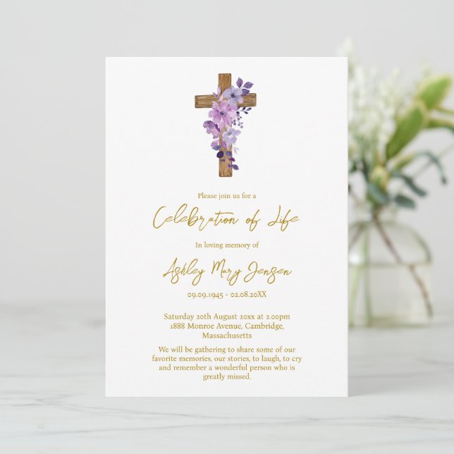 Convite Cruz de flor roxa Celebração da Vida Funeral (Em pé/Frente)