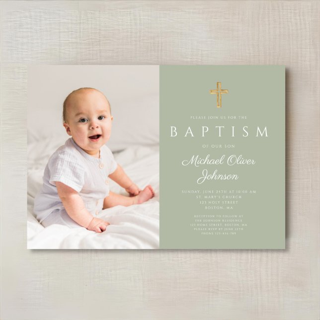 Convite Cruz Religiosa Verde Sage Moderna Foto Batismo (Modern Sage Green Religious Cross Photo Baptism Invitation)