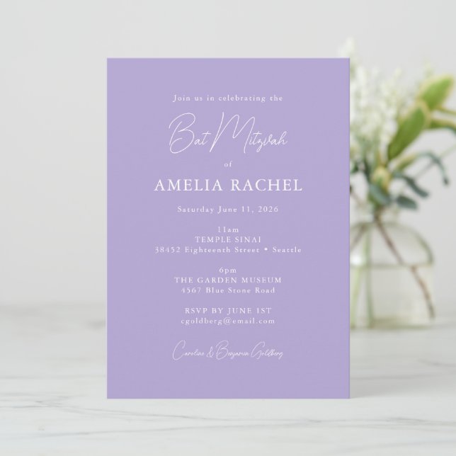 Convite Curta Lavanda de Bat Mitzvah com Script Minimalist (Em pé/Frente)