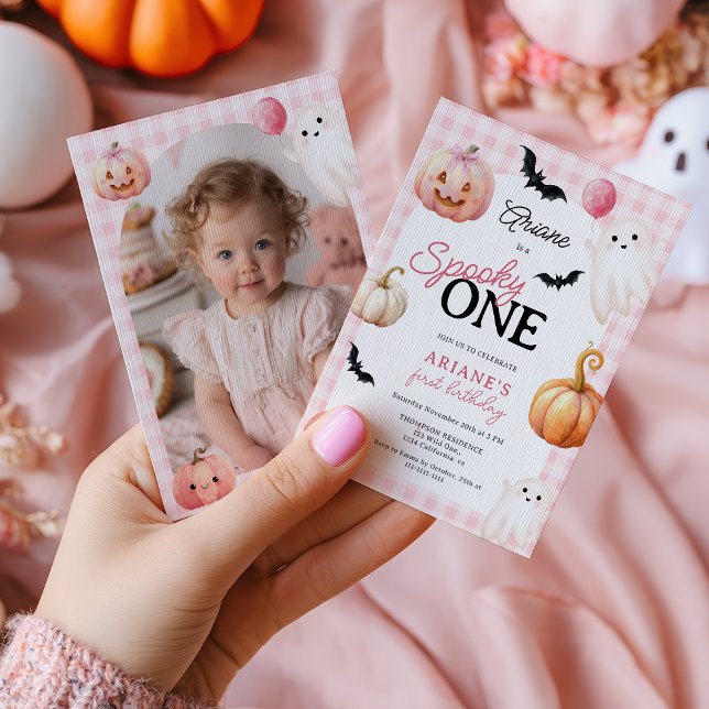 Convite Cute Pink Gingham Spooky One Photo First Birthday (Cute Pink Gingham Spooky One Photo First Birthday Invitation)