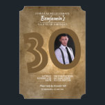 Convite da foto do aniversário de 30 anos<br><div class="desc">Comemore no estilo com este convite do fundo do grunge nos ouro e tan com um número considerável 30. O centro zero é cortado que forma uma janela da foto para sua foto favorita. (Projetado por Freepik). O cartão é fácil de personalizar com seu fraseio, cor do andfont da pia...</div>