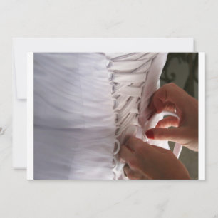 Convite Dama de honra dando laço no vestido de noiva fotog