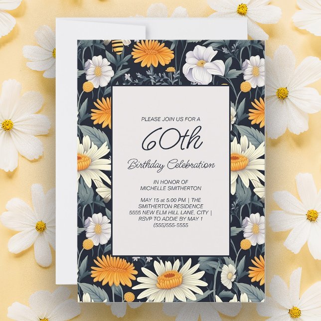 Convite Dandelions Daisies Marinho Azul Adulto 60º Anivers (Pretty yellow dandelions and white daisies on navy blue 60th birthday party invitation)