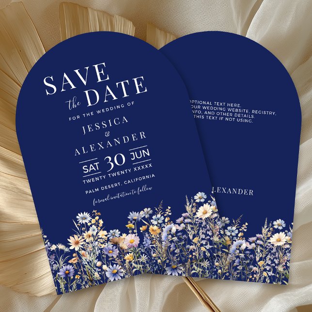 Convite Data de Salvamento do Marinho de Arco de Caserna D (Dusty Blue Watercolor Wildflowers Wedding Arch Save the Date, Navy Blue Background, Text on Back.)